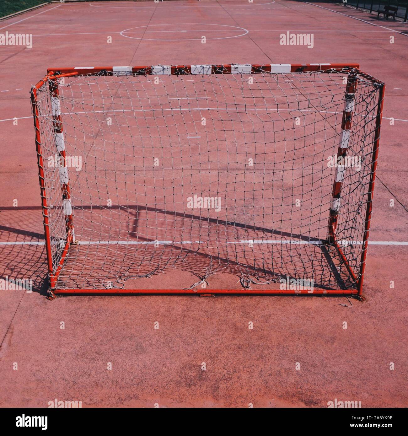Obiettivo calcio attrezzature sportive sul campo rosso su strada Foto Stock