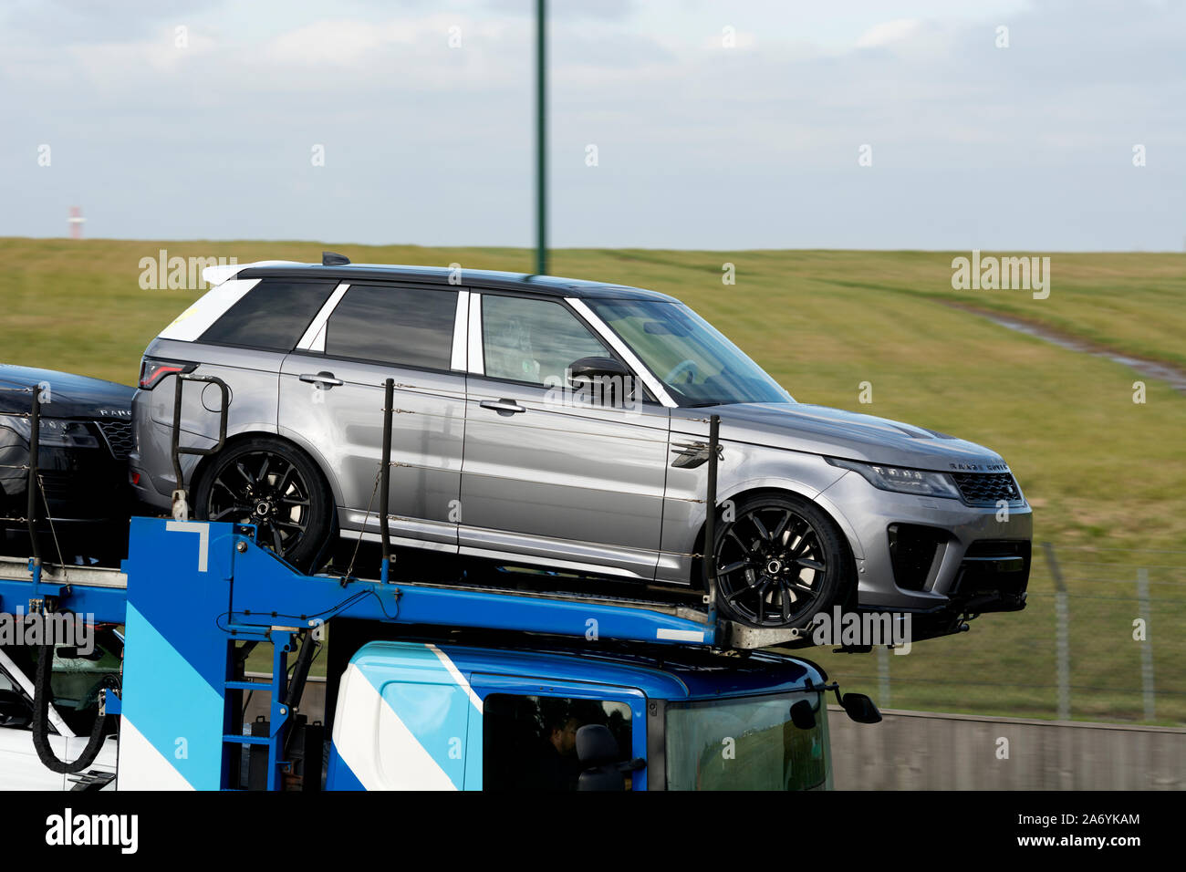 Un nuovo colore grigio Range Rover Auto su un trasportatore autocarro, Birmingham, Regno Unito Foto Stock