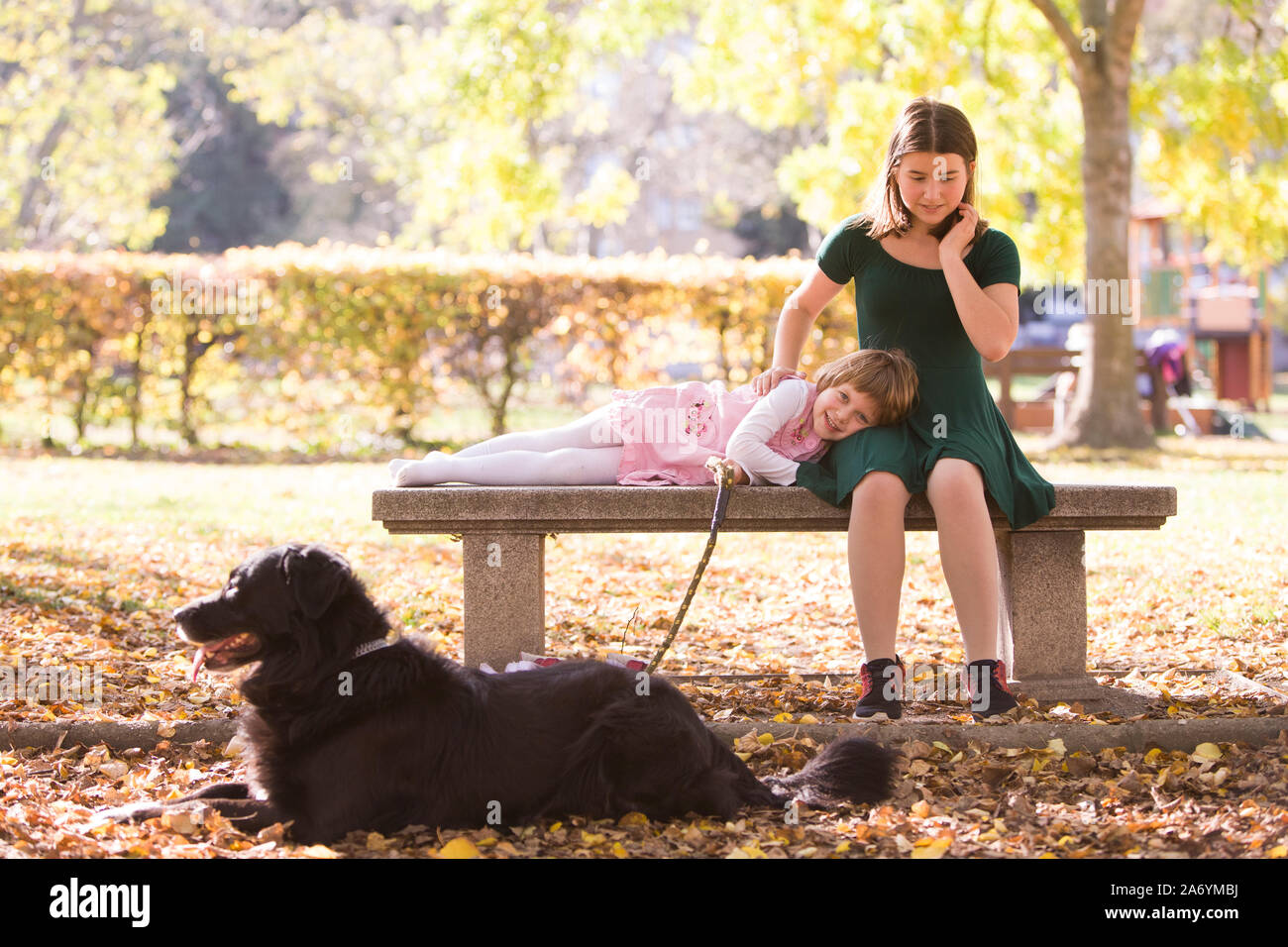 Ritratto naturale di giovani ragazze divertimento in autunno colorato sun in natura. Foto Stock