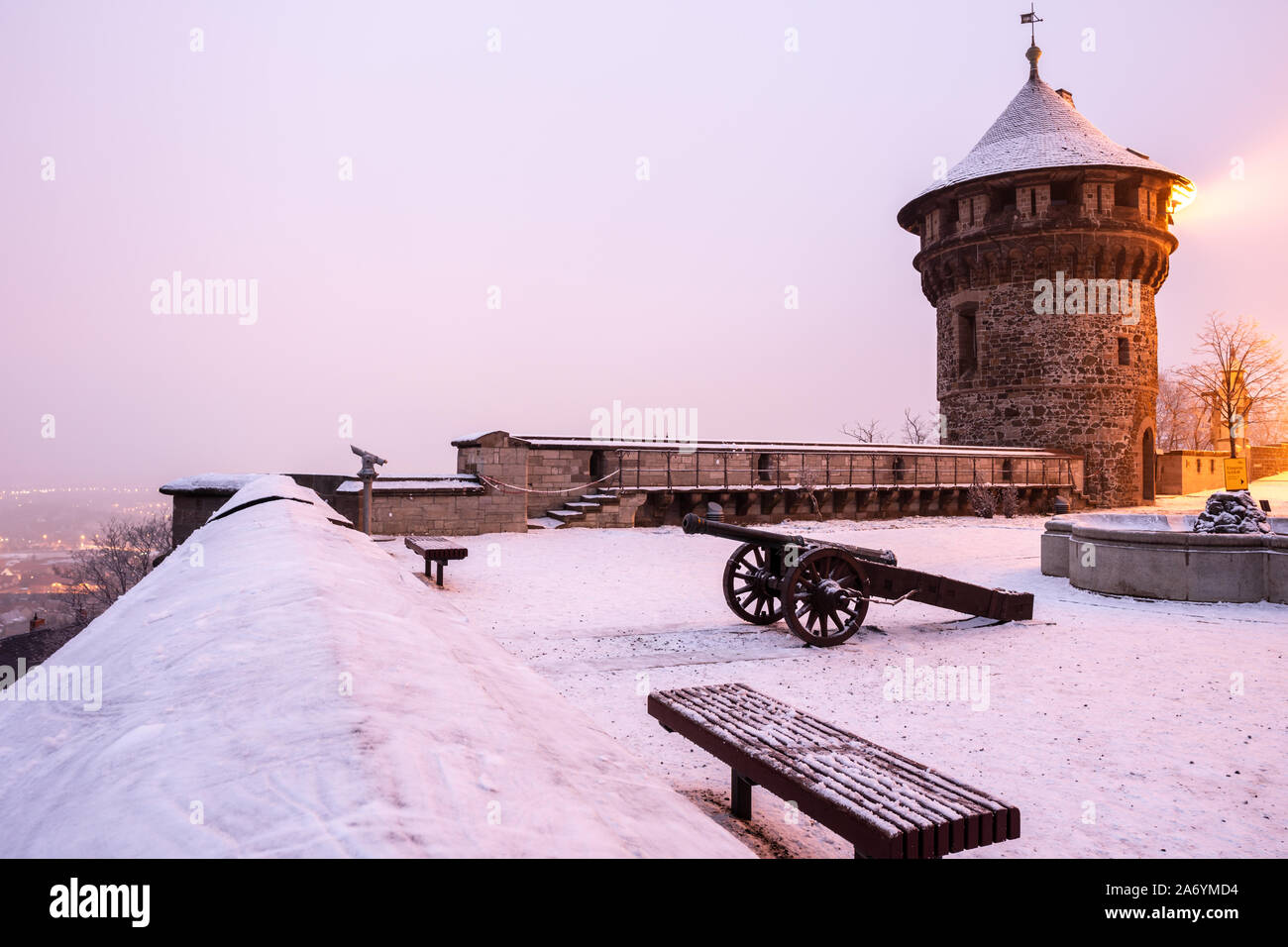 Viste di Chateau La terrazza e il ristorante con storici cannoni. Wernigerode in inverno, di notte e in caso di neve Foto Stock