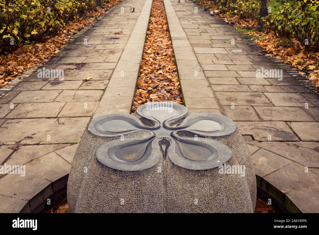 Fontana nel giardino adiacente alla chiesa di St Peter nel parco del castello, Broadmead, Bristol, Regno Unito Foto Stock