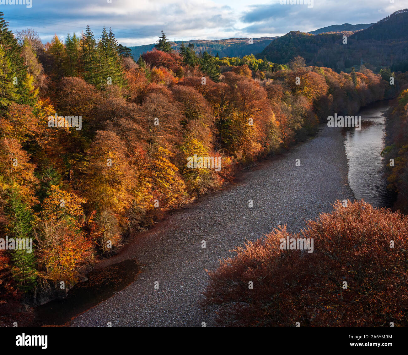 I colori autunnali sul fiume Garry vicino Pitlochry nelle Highlands scozzesi Foto Stock