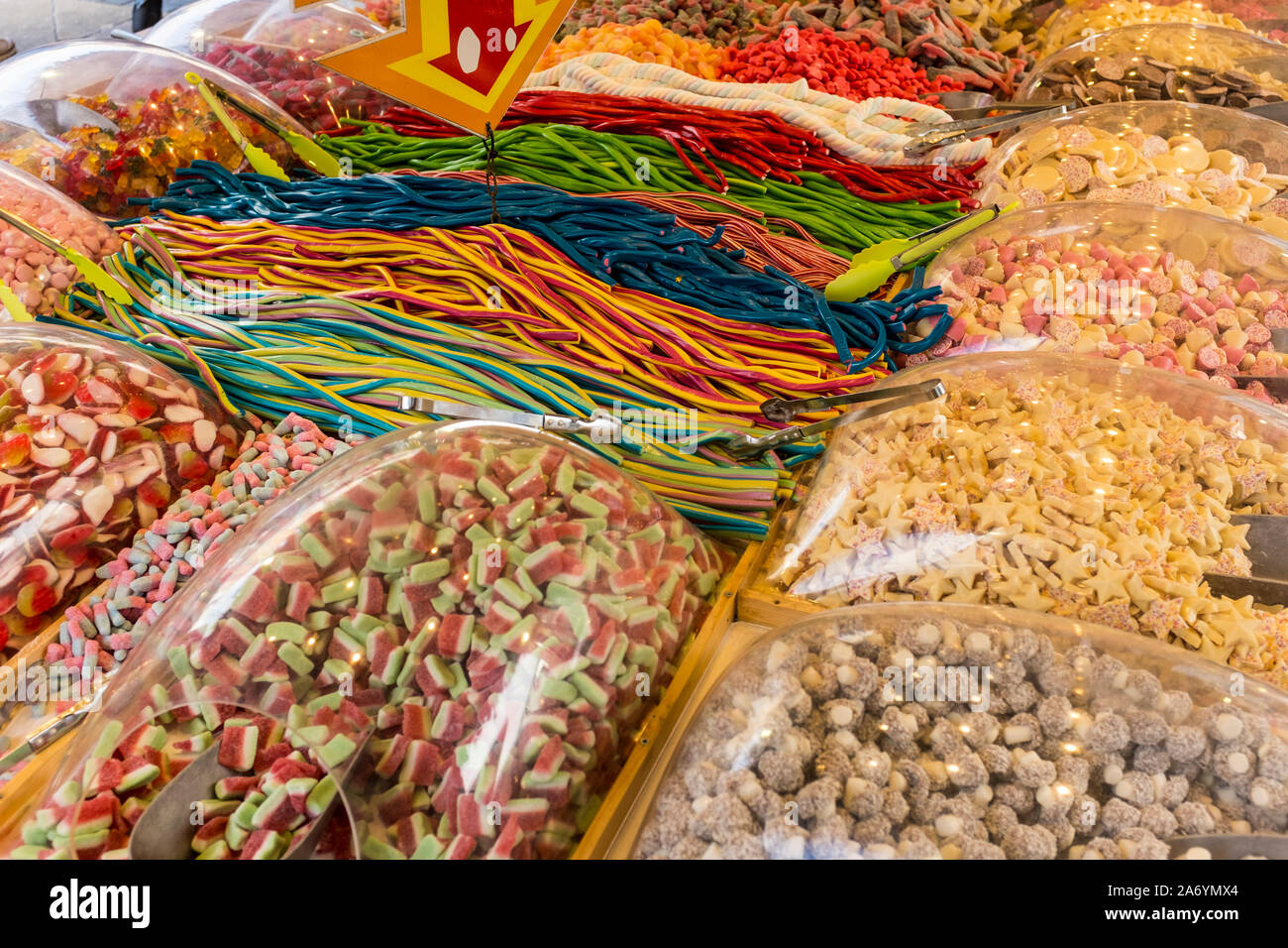 Varietà di dolci in stallo, St Nicholas il Mercato Coperto, Bristol, Regno Unito Foto Stock