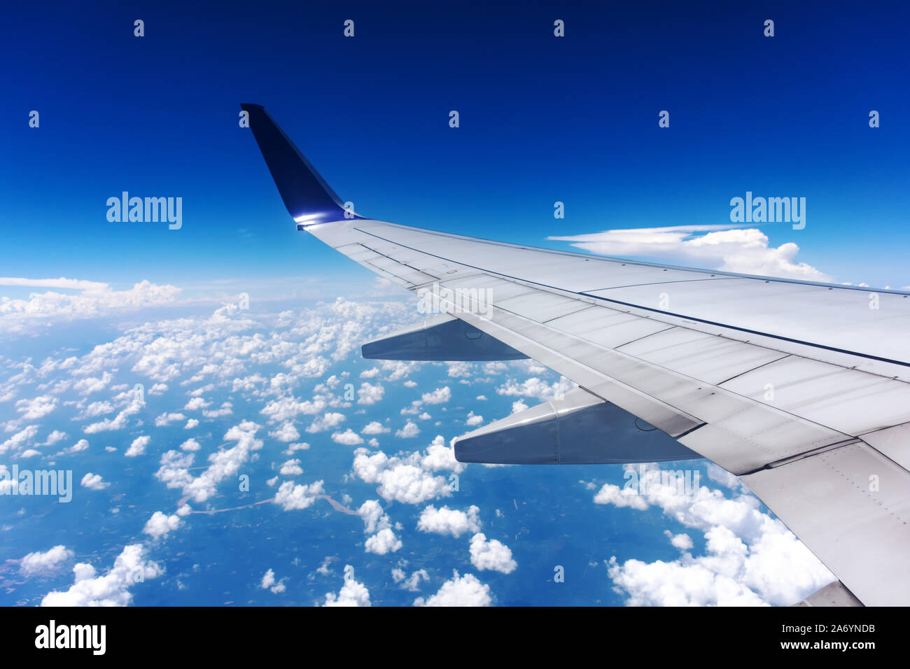 Nuvole e ala di aeroplano visto dalla finestra Foto Stock