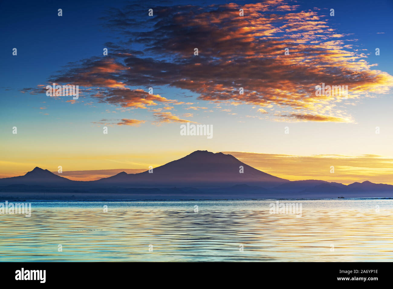 Gunung Agung volcano view dalla spiaggia di Sanur Bali Indonesia Foto Stock