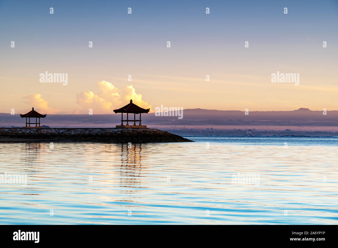 Sunrise a Pantai karang spiaggia di Sanur in Bali Indonesia Foto Stock