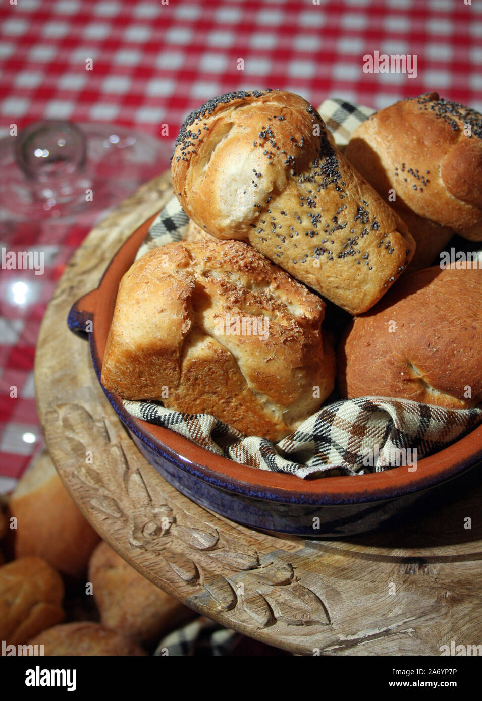 Piccole pagnotte di pane nella ciotola Foto Stock