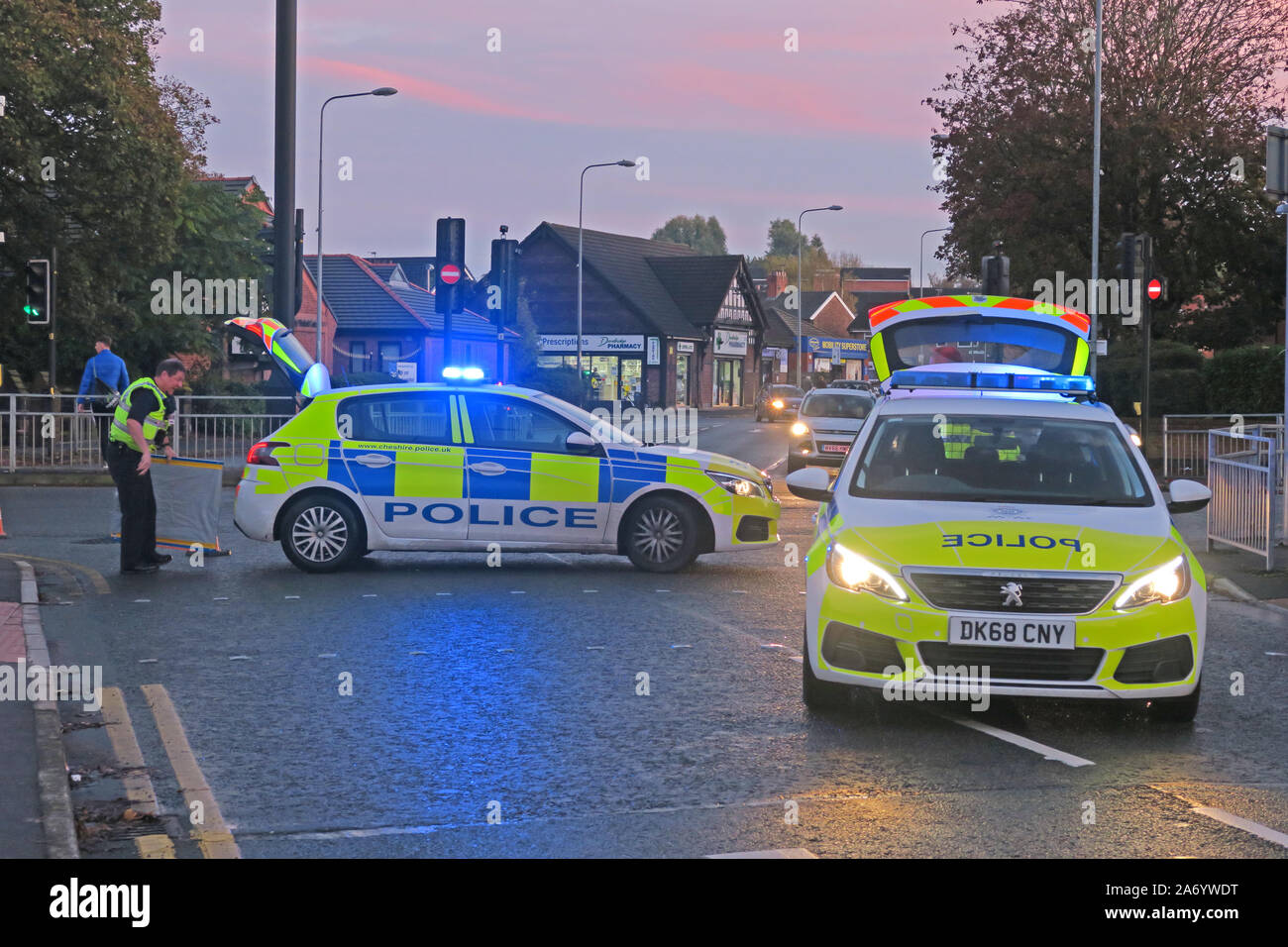 Le gravi inondazioni nella città di Northwich, Chester modo, Fiume Weaver Ottobre 2019, Cheshire, Inghilterra, Regno Unito - auto della polizia vicino area allagata Foto Stock