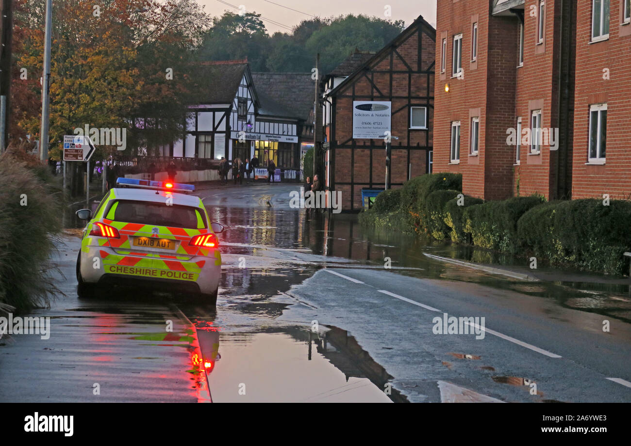 Le gravi inondazioni nella città di Northwich, Chester modo, Fiume Weaver Ottobre 2019, Cheshire, Inghilterra, Regno Unito - auto della polizia vicino area allagata Foto Stock