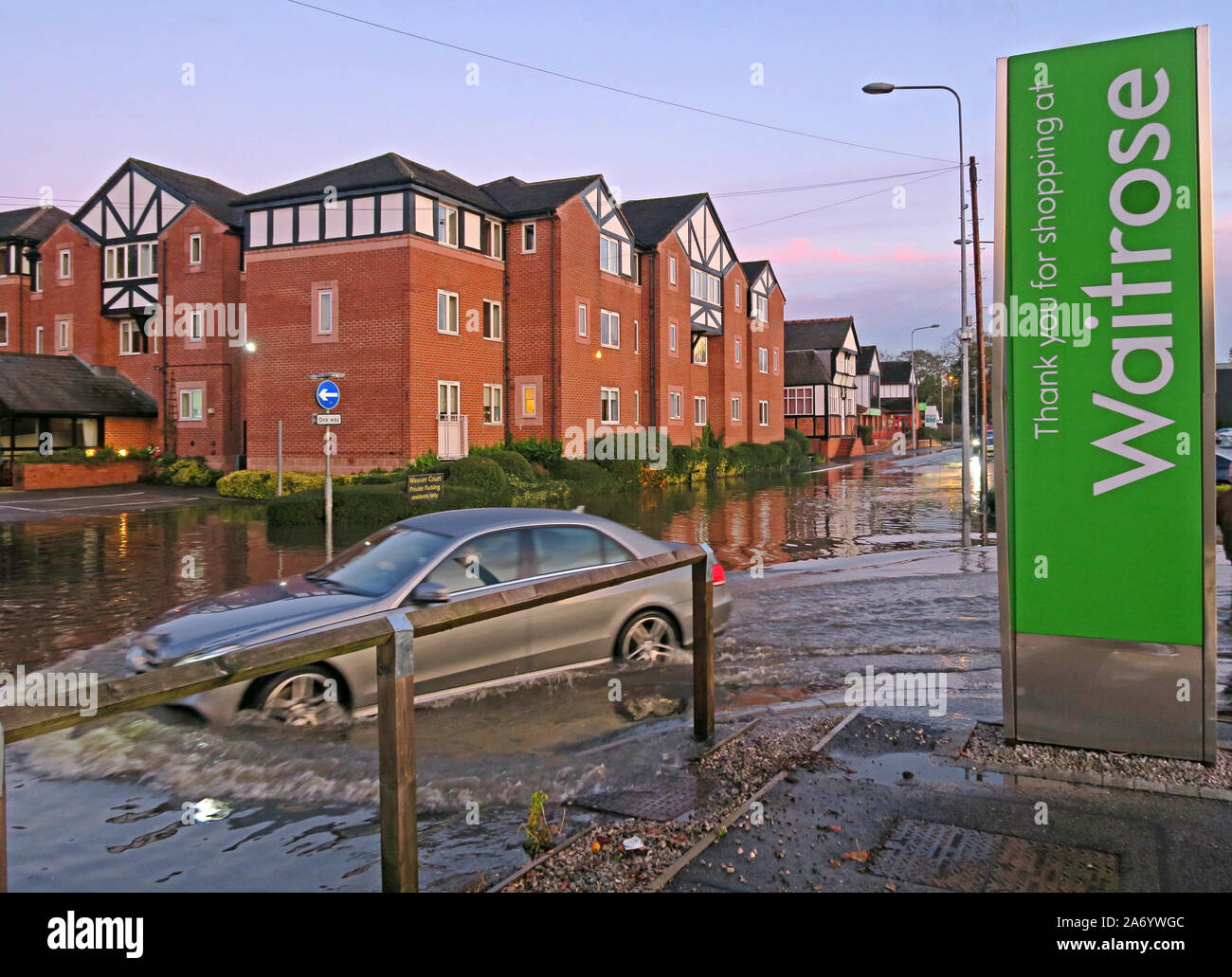Le gravi inondazioni nella città di Northwich, Chester modo, Fiume Weaver Ottobre 2019, Cheshire, Inghilterra, Regno Unito - Waitrose Parcheggio Auto allagamento Foto Stock