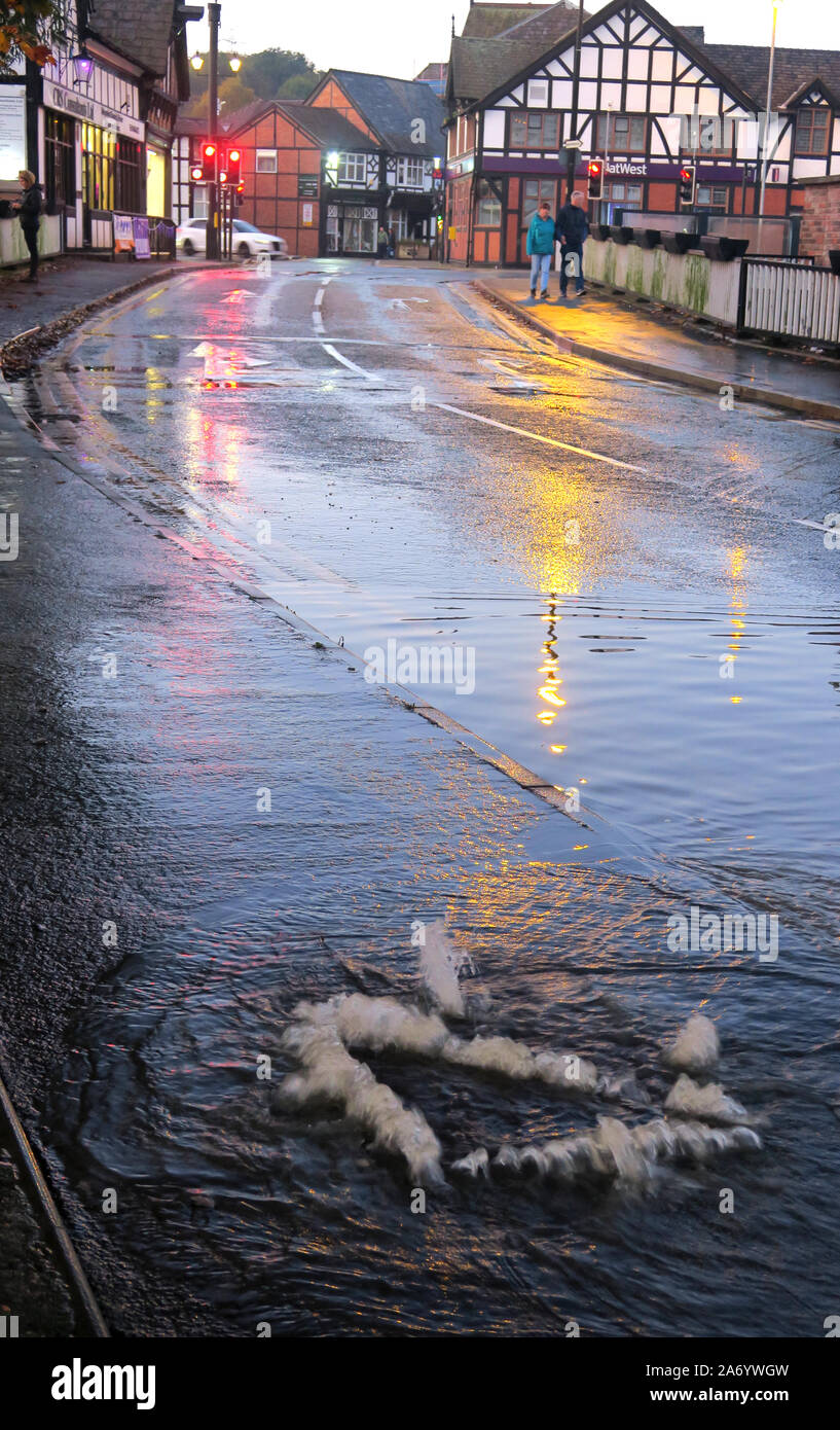 Le gravi inondazioni nella città di Northwich, Chester modo, Fiume Weaver Ottobre 2019, Cheshire, Inghilterra, Regno Unito - Scarichi griglia / Sollevato Foto Stock