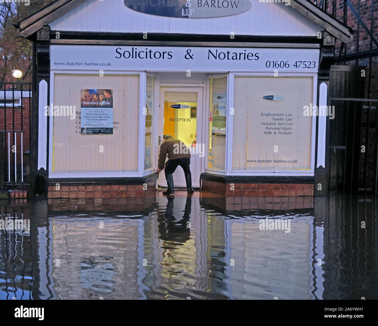 Le gravi inondazioni nella città di Northwich, Chester modo, Fiume Weaver Ottobre 2019, Cheshire, Inghilterra, Regno Unito - i sacchi di sabbia al macellaio Barlow Solicitors notai Foto Stock