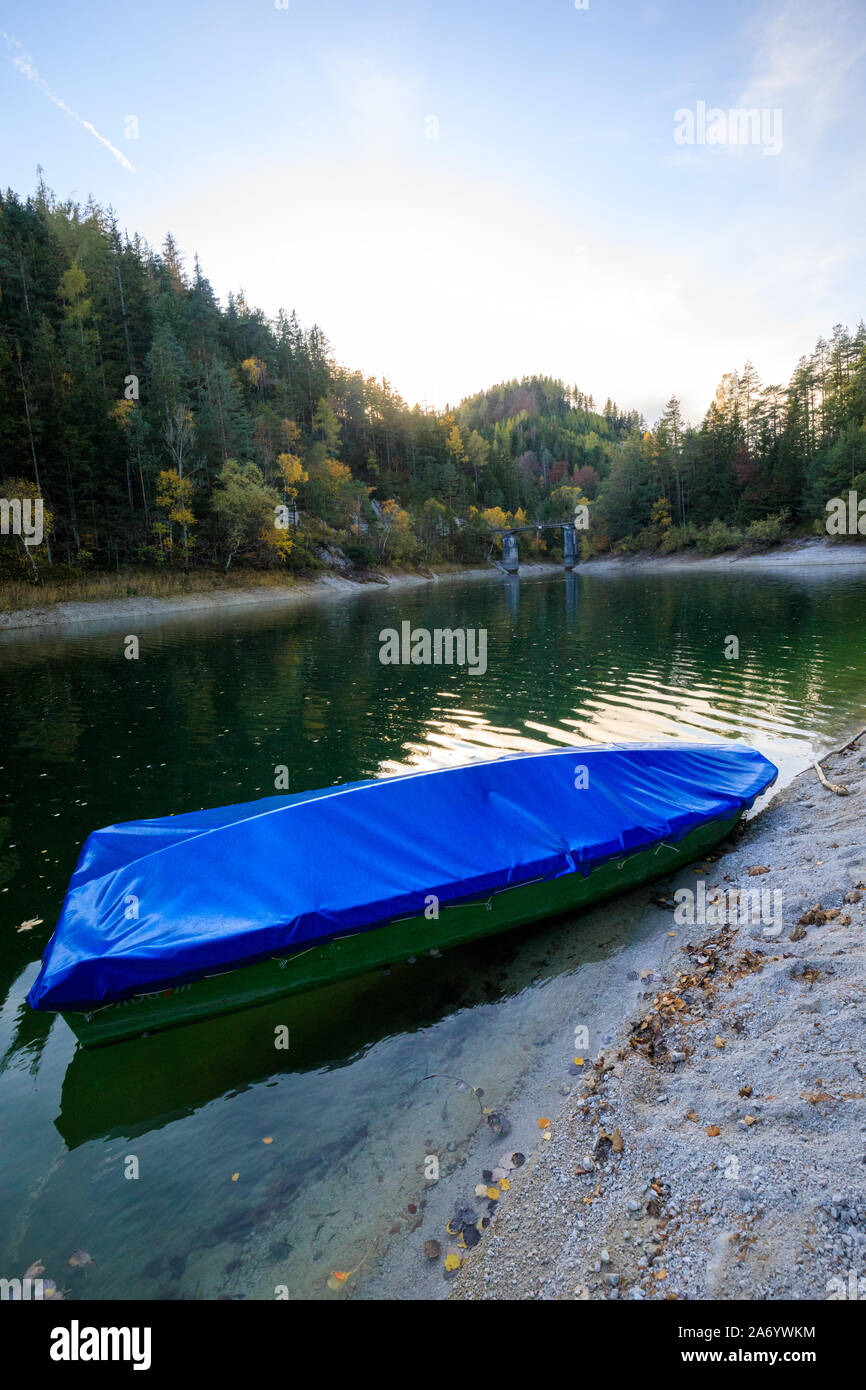 Autunno lago paesaggio con barca in Austria inferiore Foto Stock