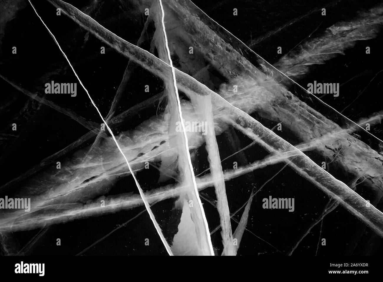 Il lago Baikal è ricoperto di ghiaccio e neve, freddo intenso, spessa azzurro ghiaccio. Ghiaccioli pendono dalle rocce. Il lago Baikal è un gelido giorno d'inverno. Incredibile Foto Stock