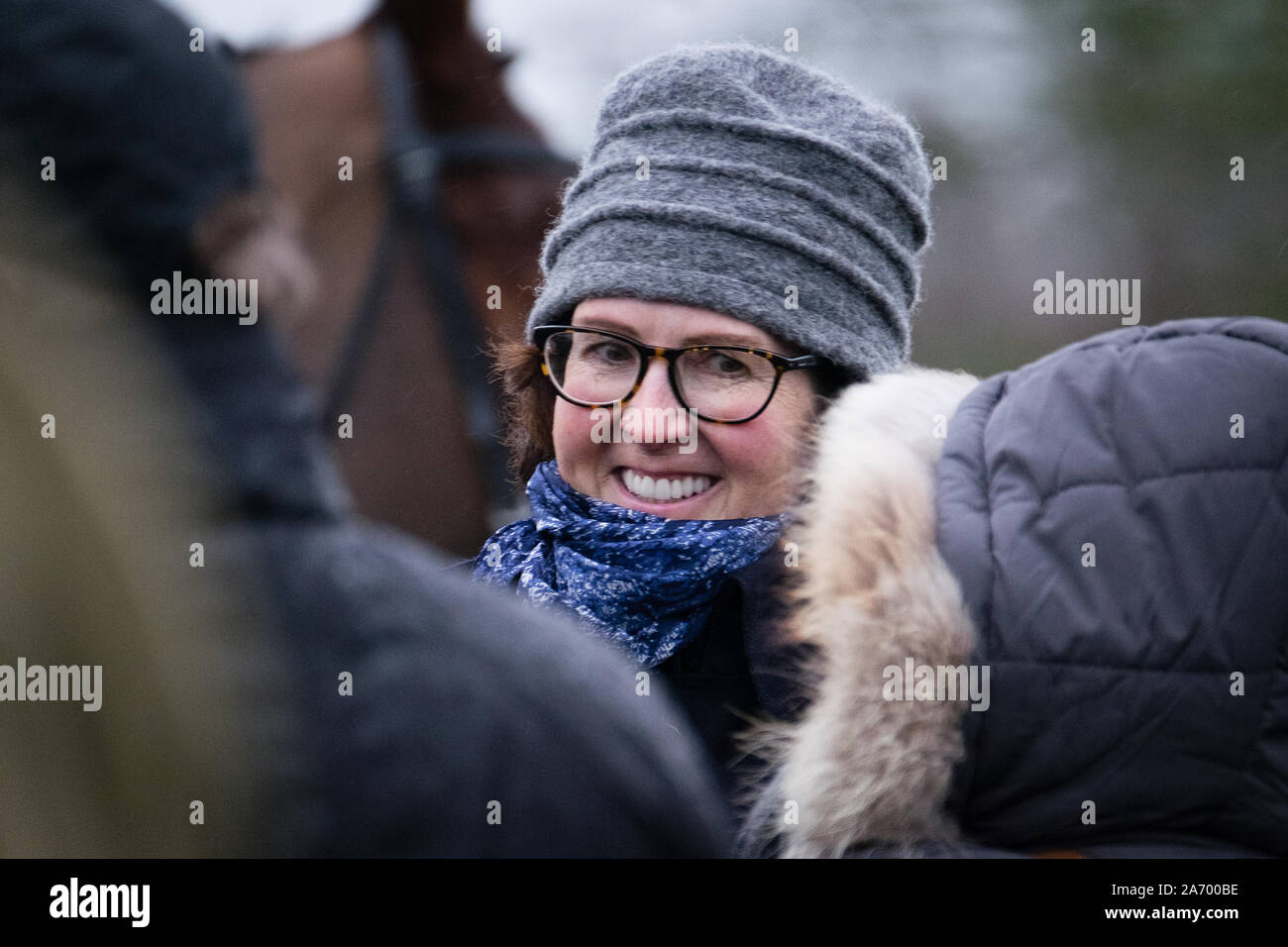 Venetia Williams sorridente in un cappello Foto Stock