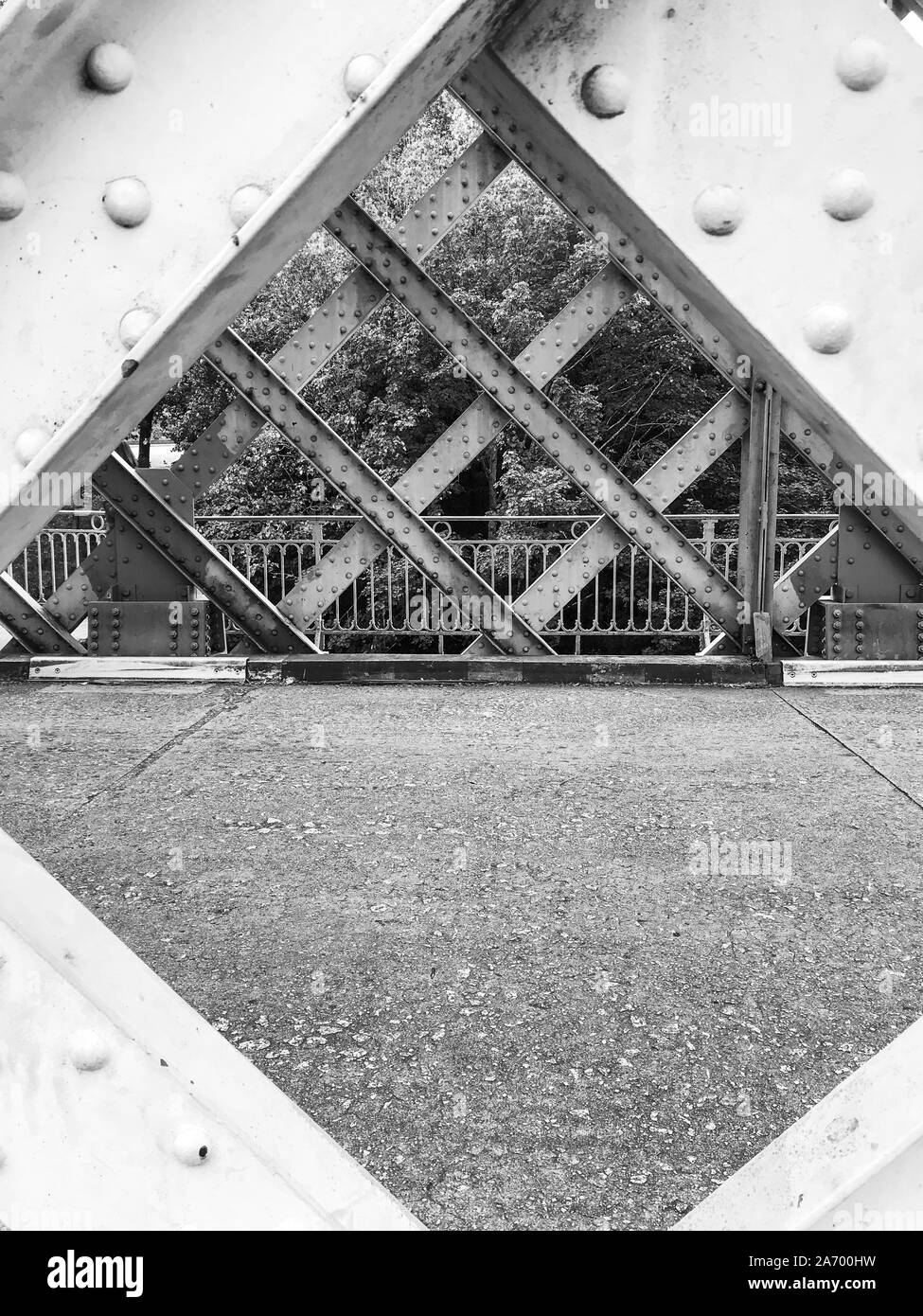 Una sezione del ponte di ferro a Valenca che attraversa il fiume Minho, creando una criss cross pattern nessuno nell'immagine Foto Stock