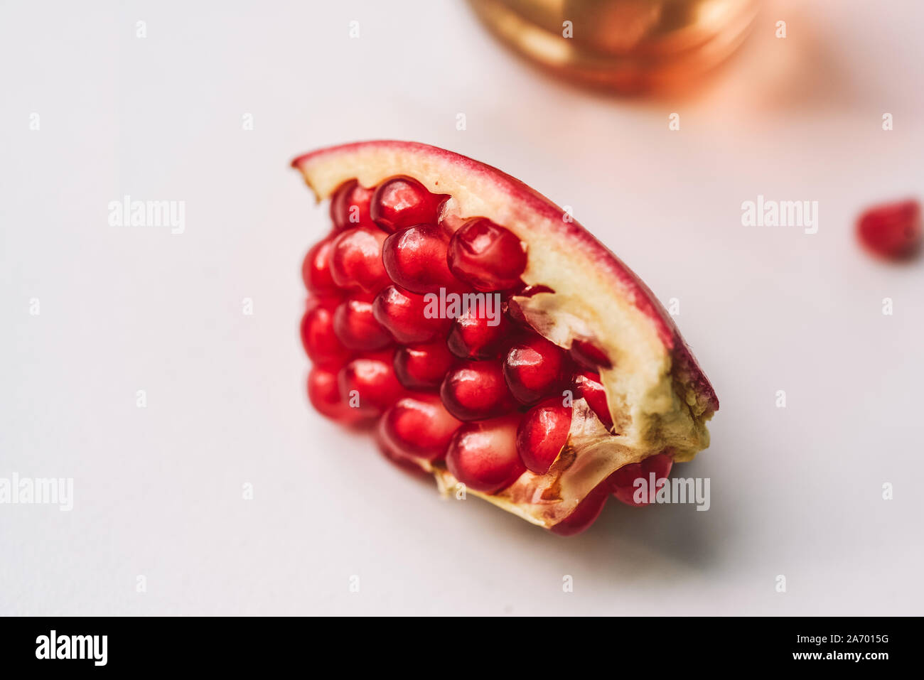 Mature frutto di melograno segmento isolato su bianco. Con il tracciato di ritaglio. Foto Stock