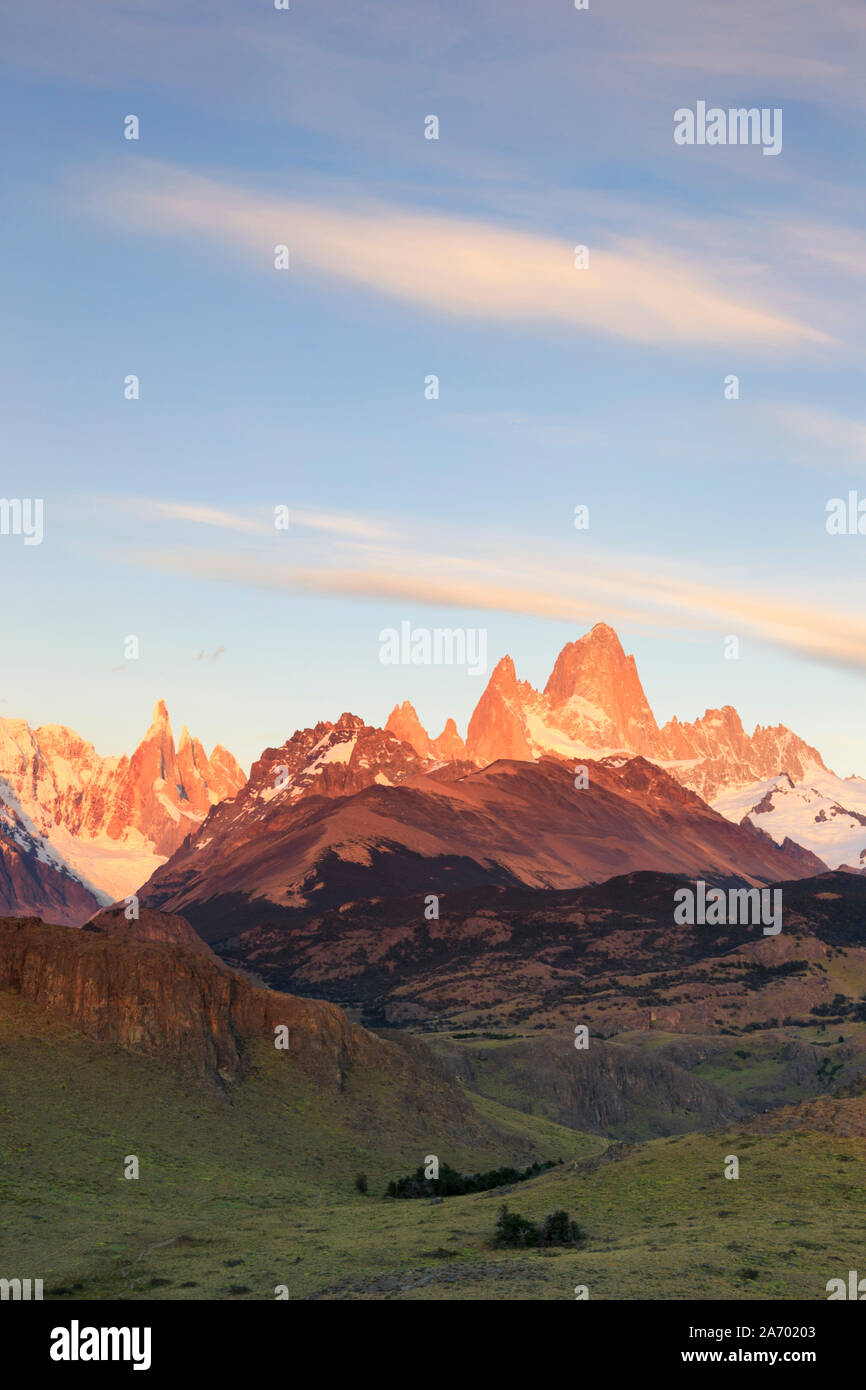 Argentina, Patagonia, El Chalten, parco nazionale Los Glaciares, Cerro Torre e Cerro Fitzroy picchi alle prime luci dell alba Foto Stock