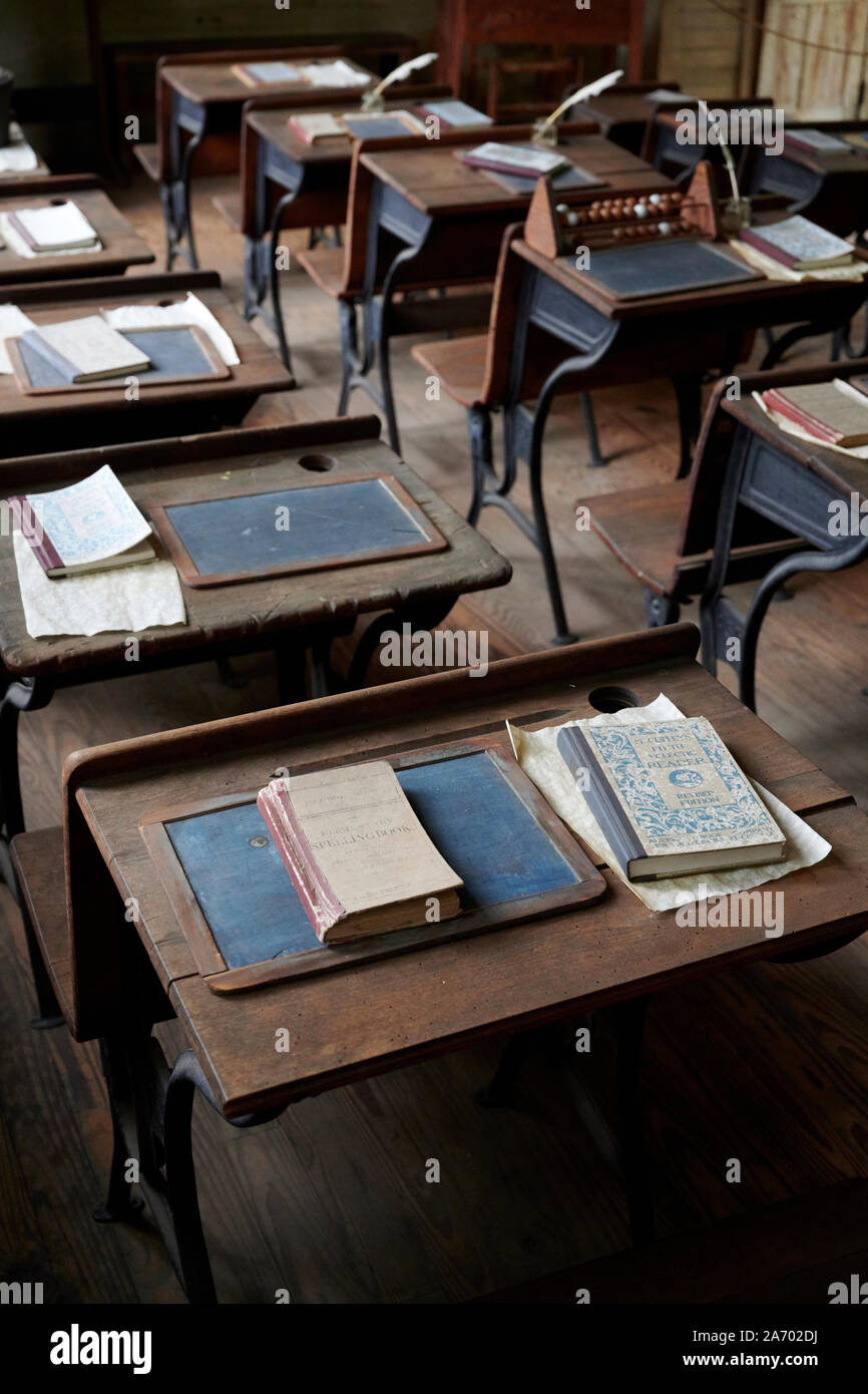 Vintage o antichi inizi XVIII secolo schoolhouse scrivanie e libri sul display a Montgomery in Alabama, Stati Uniti d'America. Foto Stock