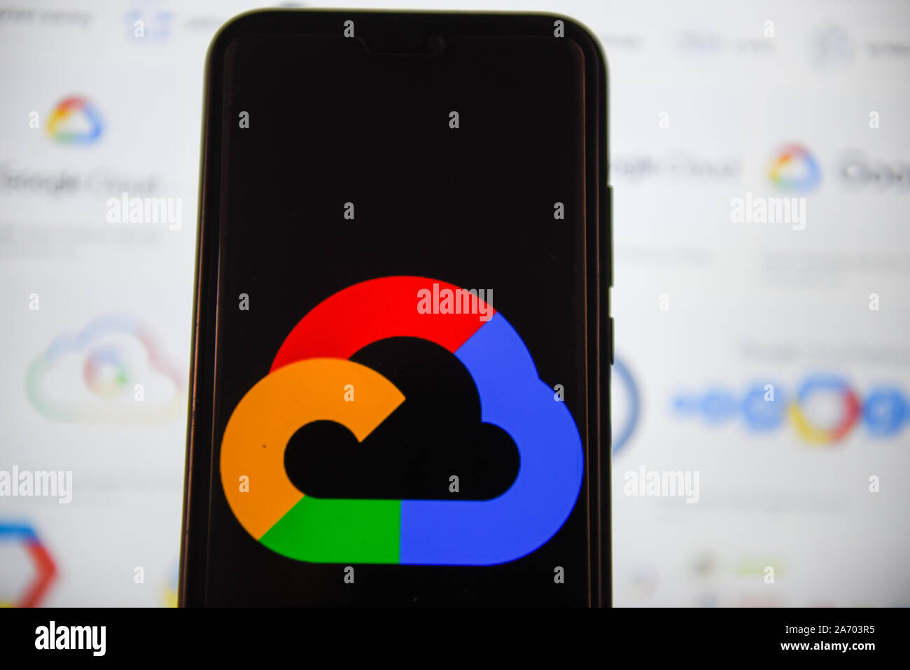 In questa illustrazione della foto su Google una piattaforma cloud logo visualizzato su uno smartphone. Foto Stock