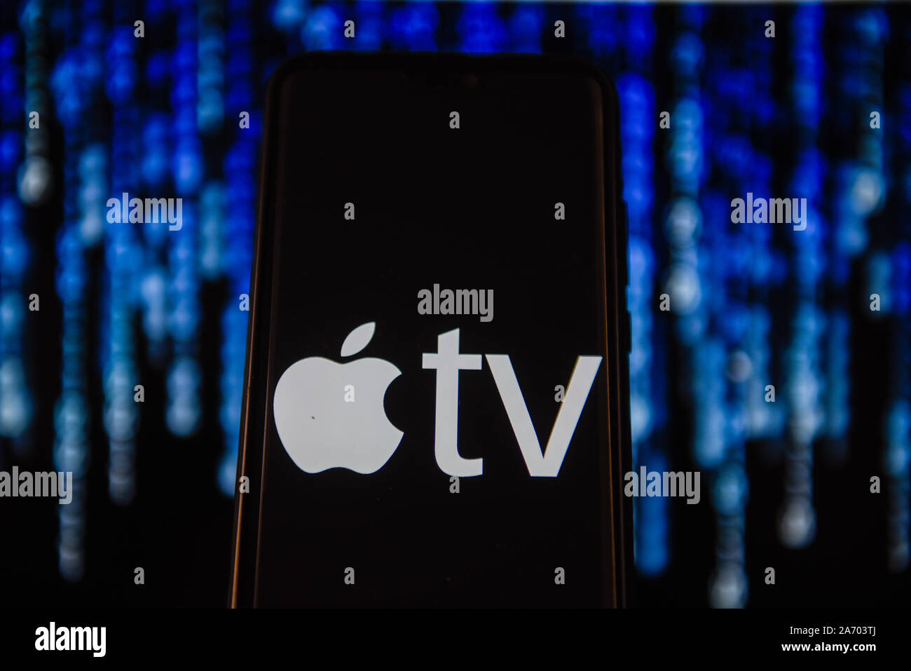 In questa illustrazione della foto di un Apple TV logo visualizzato su uno smartphone. Foto Stock