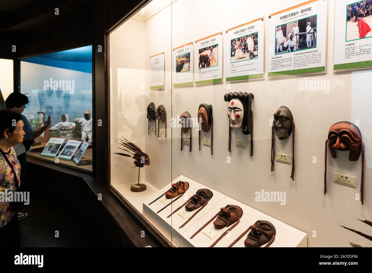 Andong Corea , 28 settembre 2019 : Turisti e tradizionali maschere coreane display a Hahoe Mask museum di Andong villaggio Hahoe Corea del Sud Foto Stock