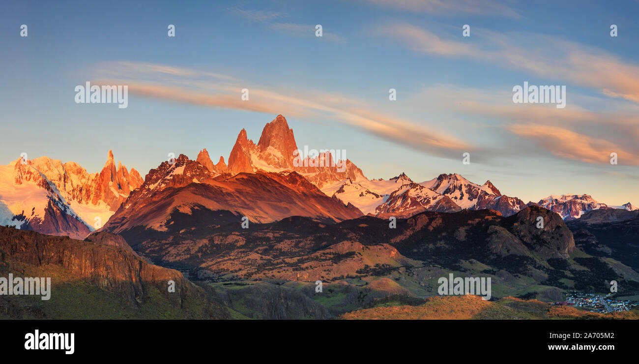 Argentina, Patagonia, El Chalten, parco nazionale Los Glaciares, Cerro Torre e Cerro Fitzroy picchi alle prime luci dell alba Foto Stock