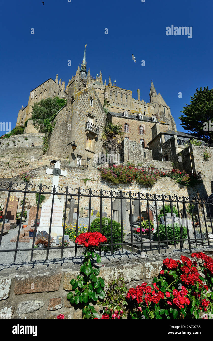 Le Mont Saint Michel (Saint Michael Mount), Normandia, a nord-ovest della Francia: il cimitero e la BADIA Foto Stock