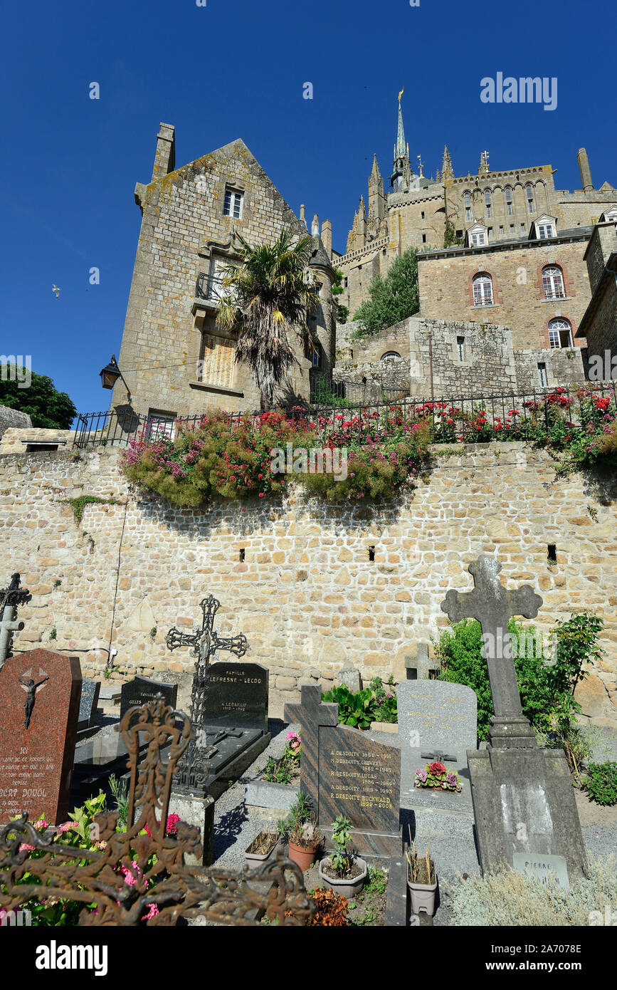 Le Mont Saint Michel (Saint Michael Mount), Normandia, a nord-ovest della Francia: il cimitero e la BADIA Foto Stock
