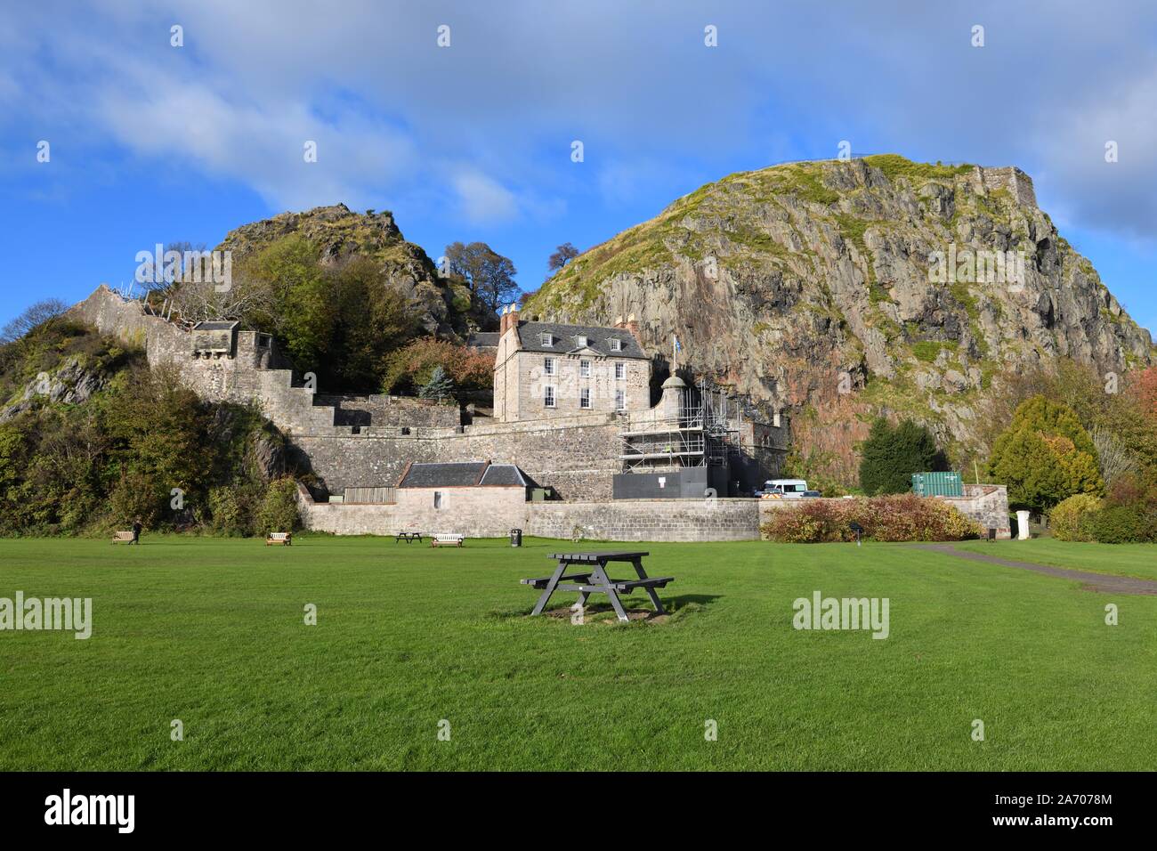 Dumbarton Castle, situato nell'antica capitale della Scozia nel Regno Unito e si siede su una spina di basalto vulcanico noto come Dumbarton Rock Foto Stock