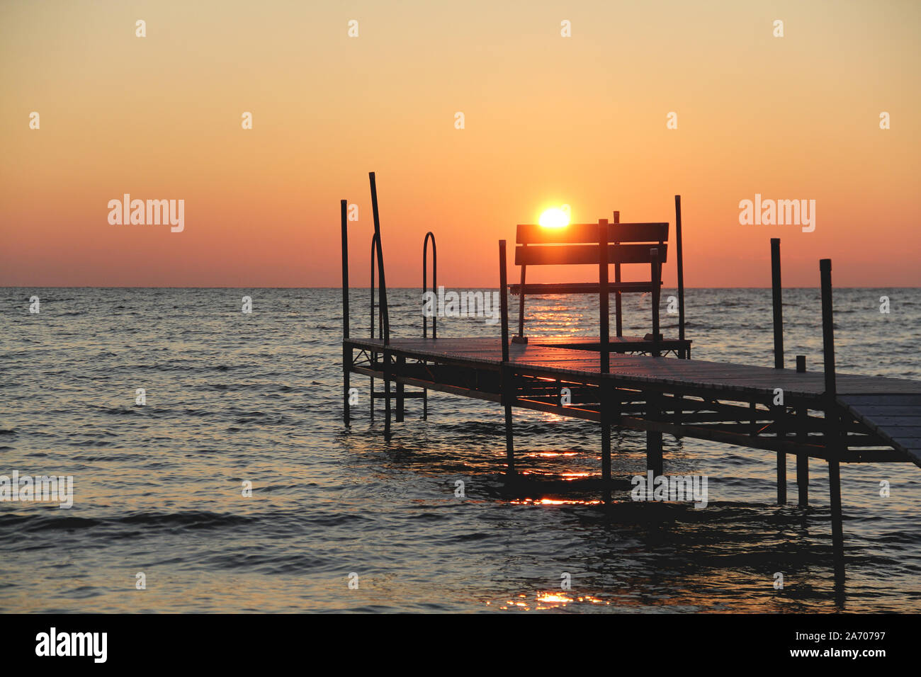 Tramonto su un piccolo molo in Sister Bay in Door County, Wisconsin Foto Stock