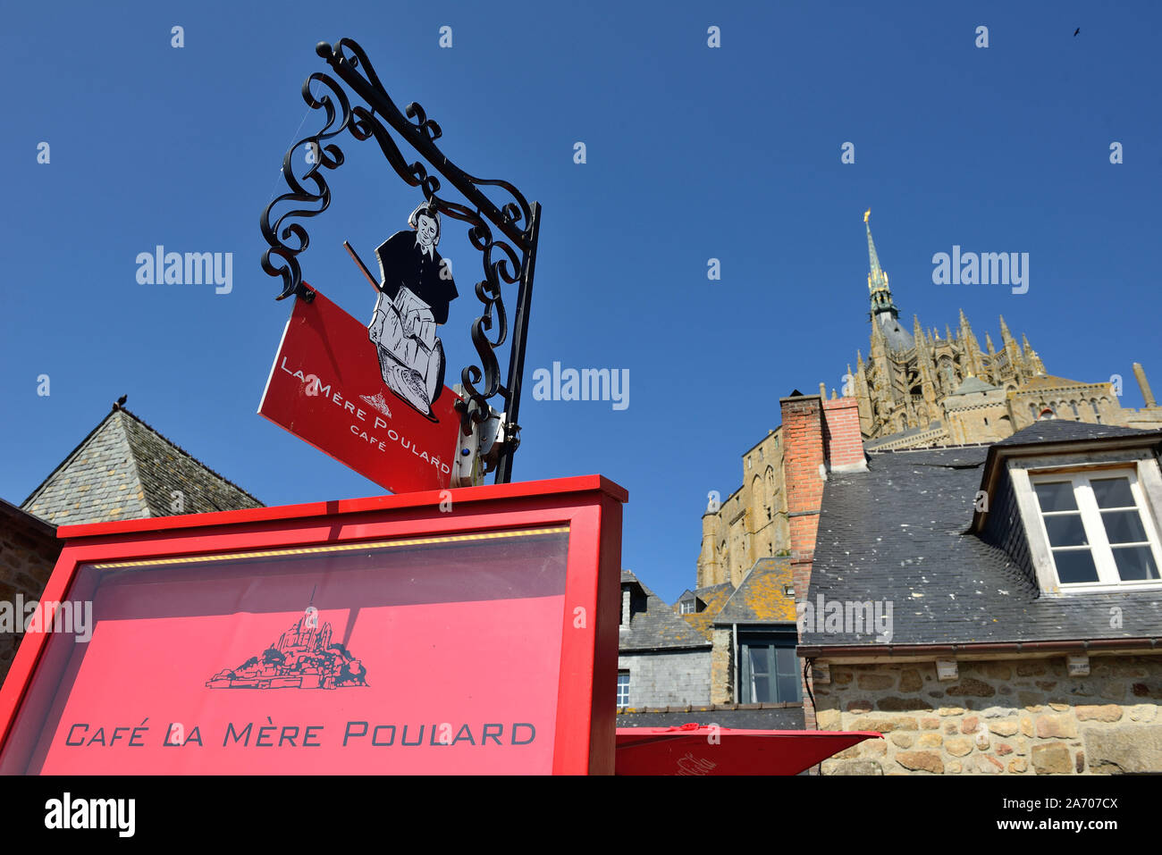Le Mont Saint Michel (Saint Michael Mount), Normandia, a nord-ovest della Francia: segno del ristorante "La Mere Poulard" e abbey Foto Stock