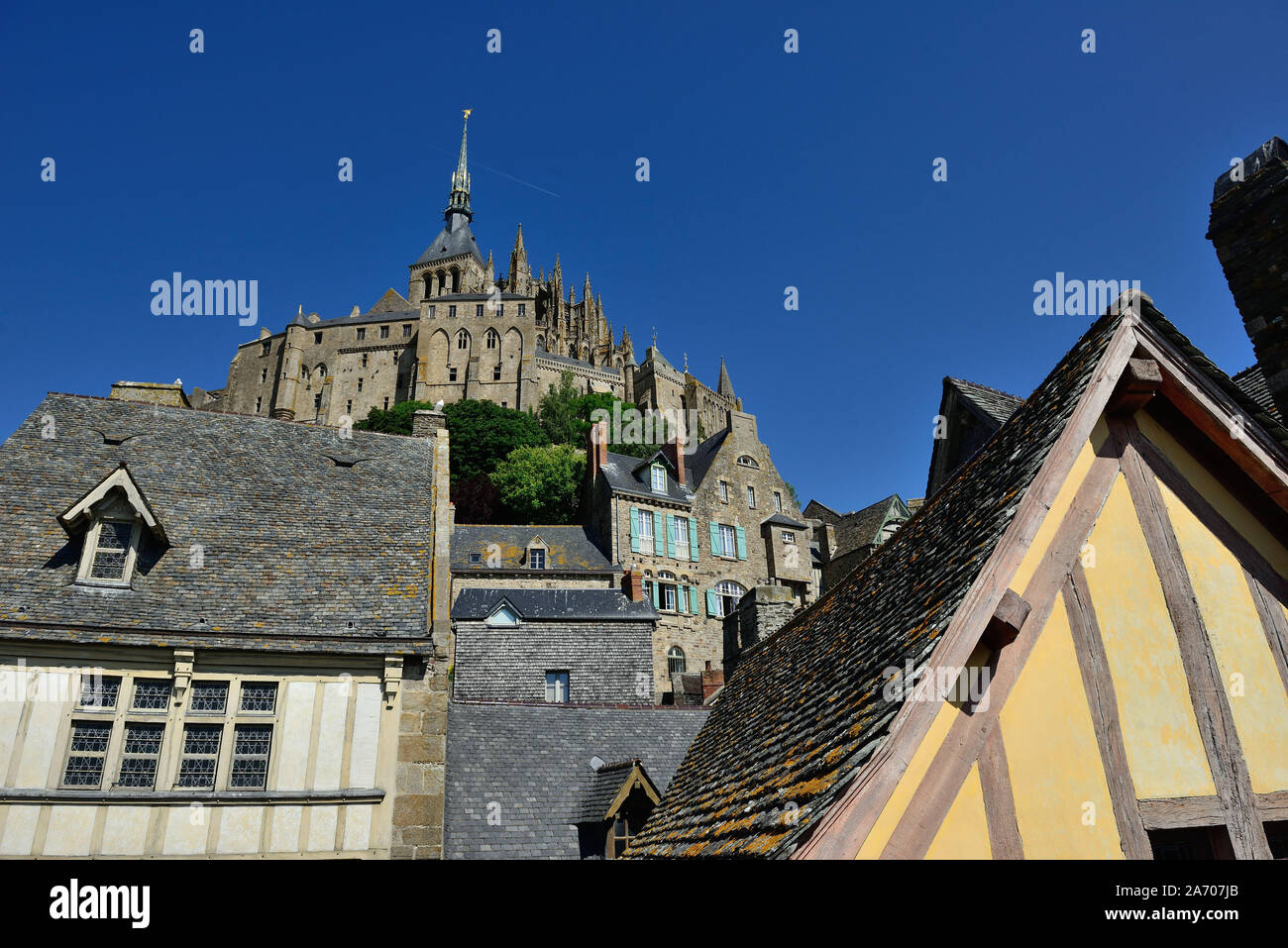 Le Mont Saint Michel (Saint Michael Mount), in Normandia, a nord-ovest della Francia: panoramica delle tipiche case a graticcio del villaggio e la abbey Foto Stock