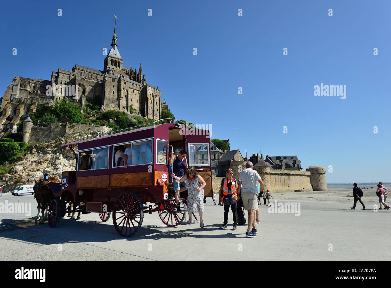Le Mont Saint Michel (Saint Michael Mount), in Normandia, a nord-ovest della Francia: in carrozza e turisti all'ingresso del monte Foto Stock