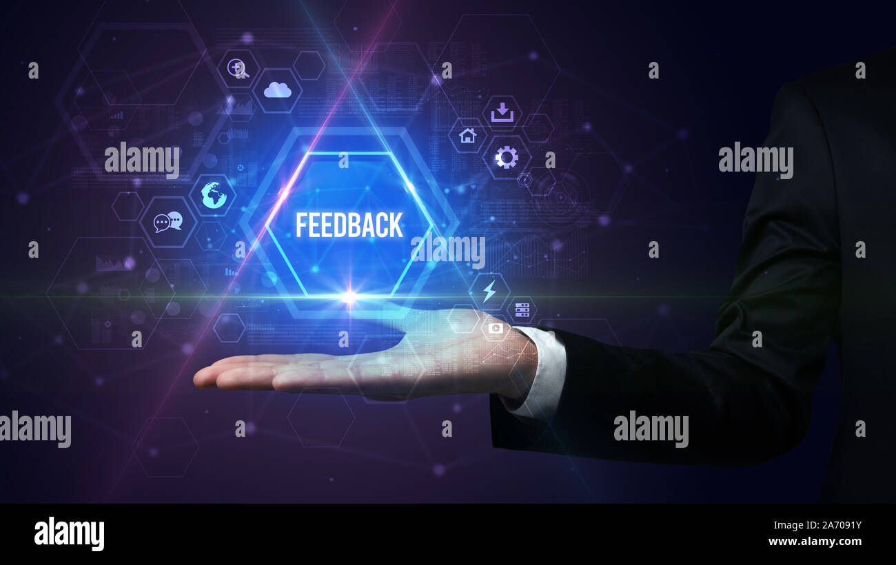 Man mano che tiene il feedback iscrizione, social media concept Foto Stock