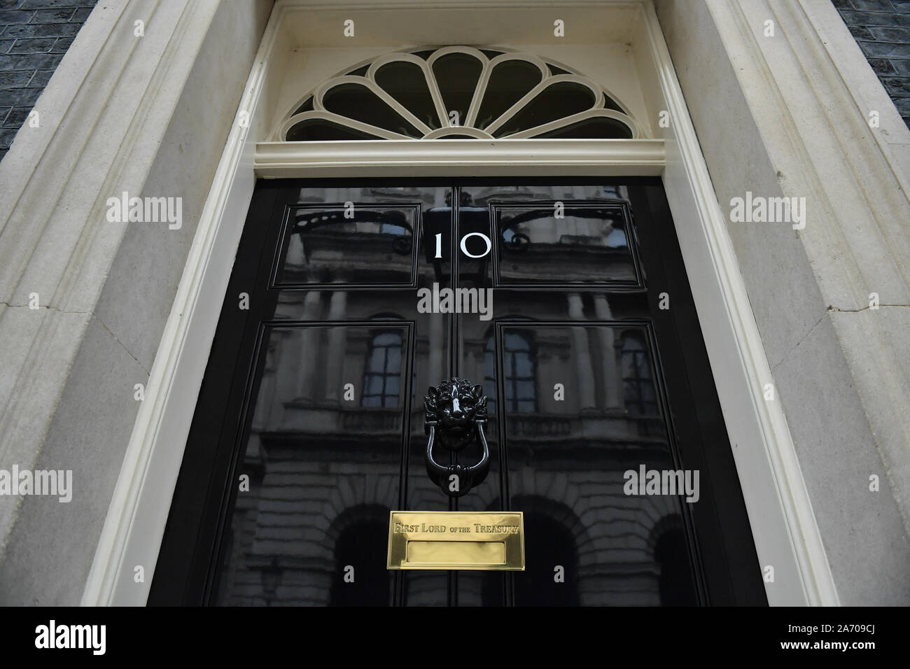 Lo sportello anteriore del numero 10 di Downing Street a Londra. Foto Stock