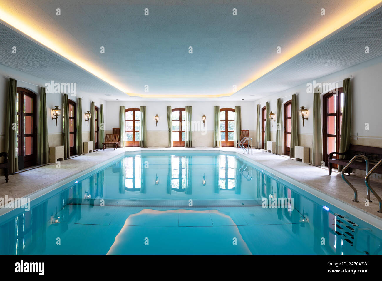 Piscina coperta in un privato villa di lusso. Nessuno all'interno Foto Stock