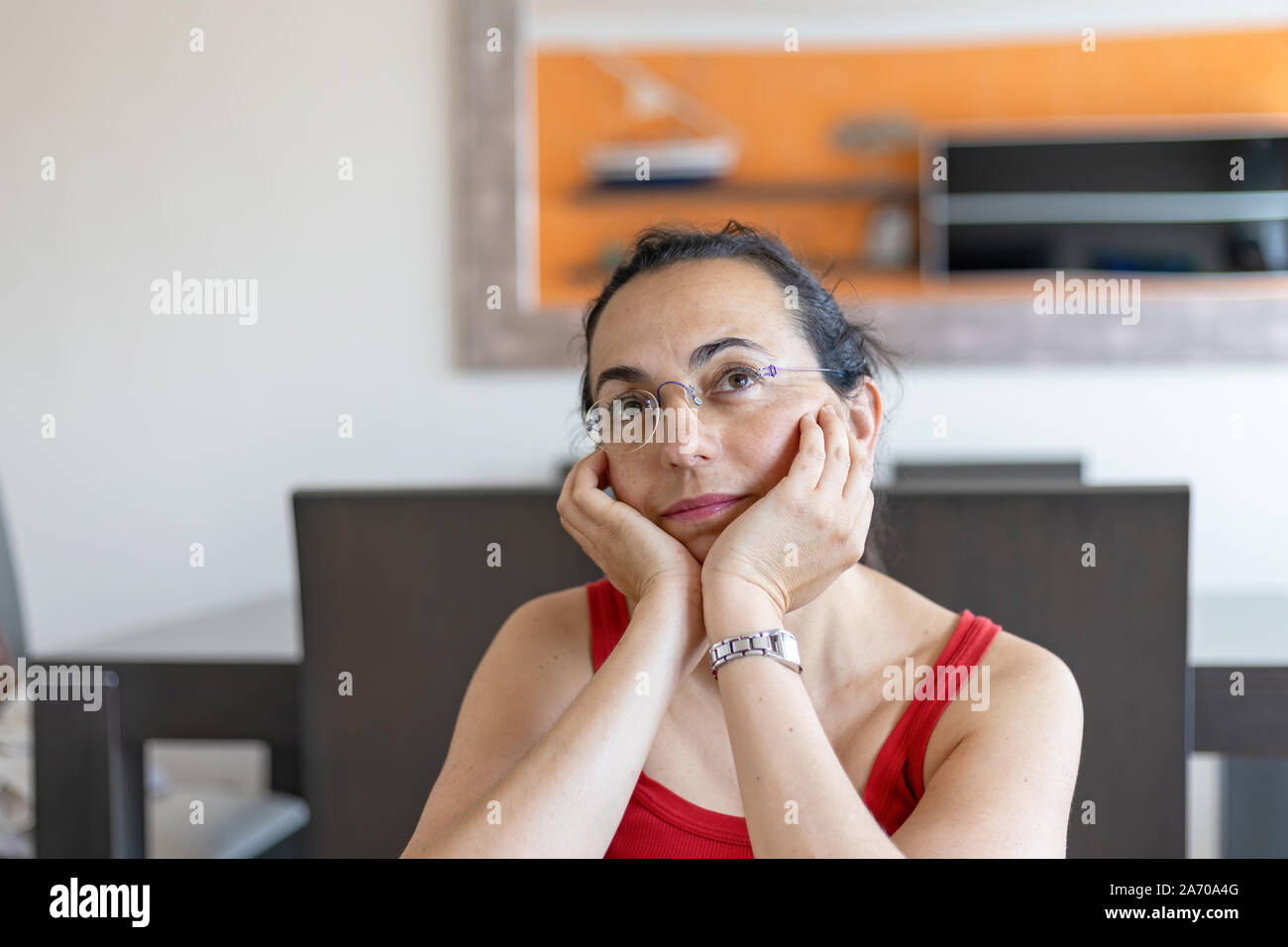 Bella donna spagnola di pensare qualcosa a casa Foto Stock