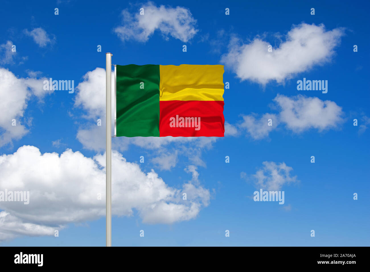 Afrika, Benin, Flagge, Nationalflagge, Fahne, Nationalfahne, Cumulus Wolken vor blauen Himmel, Foto Stock