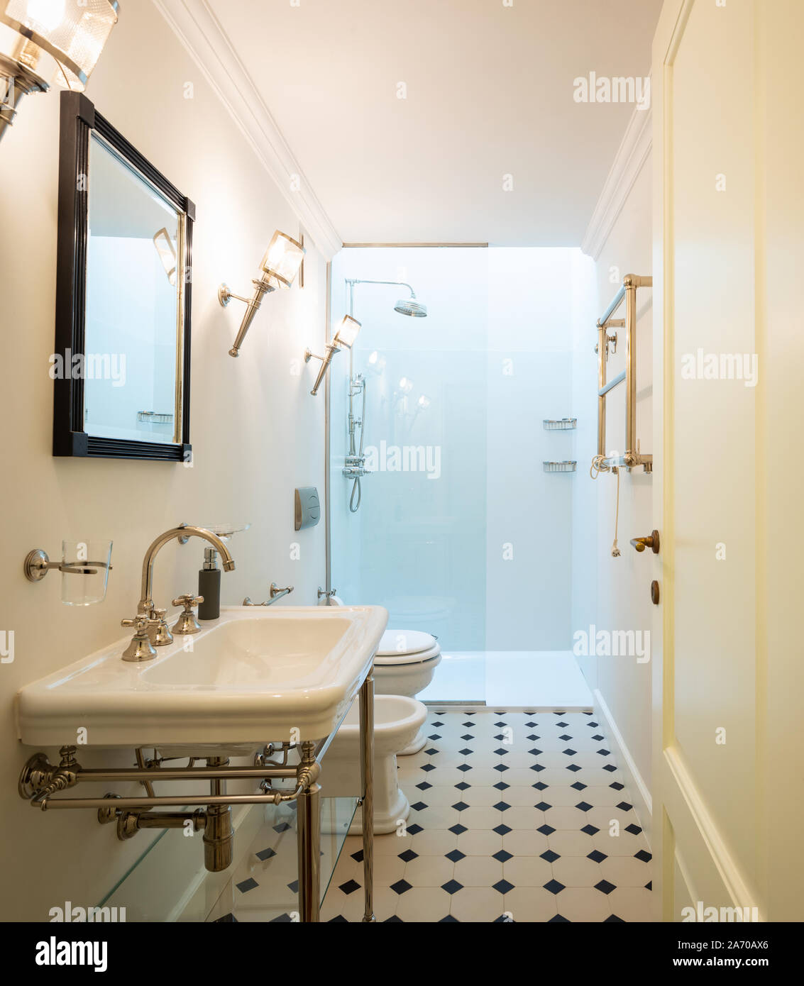 Elegante e lussuoso bagno in villa. Nessuno all'interno Foto Stock