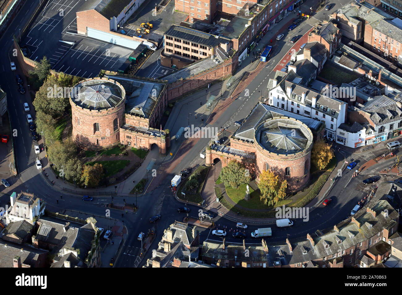 Vista aerea del Bochard gate o gate inglese, mura medievali a Carlisle, Cumbria, Regno Unito Foto Stock