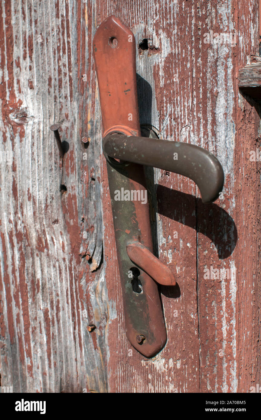 Vecchio weathered vintage maniglia della porta su invecchiato grunge porta in legno Foto Stock