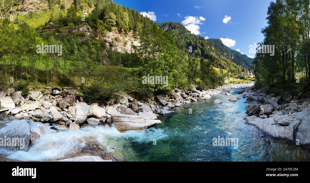 Vista del villaggio di Rossa nel Cantone dei Grigioni dal fiume Foto Stock