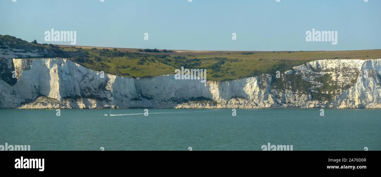 Vista in scogliere bianche di Dover, erba, alberi e rocce Foto Stock