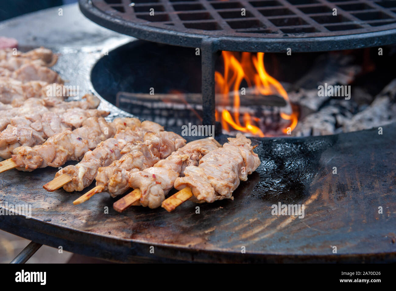 Carne Satay vicino a un barbecue Foto Stock