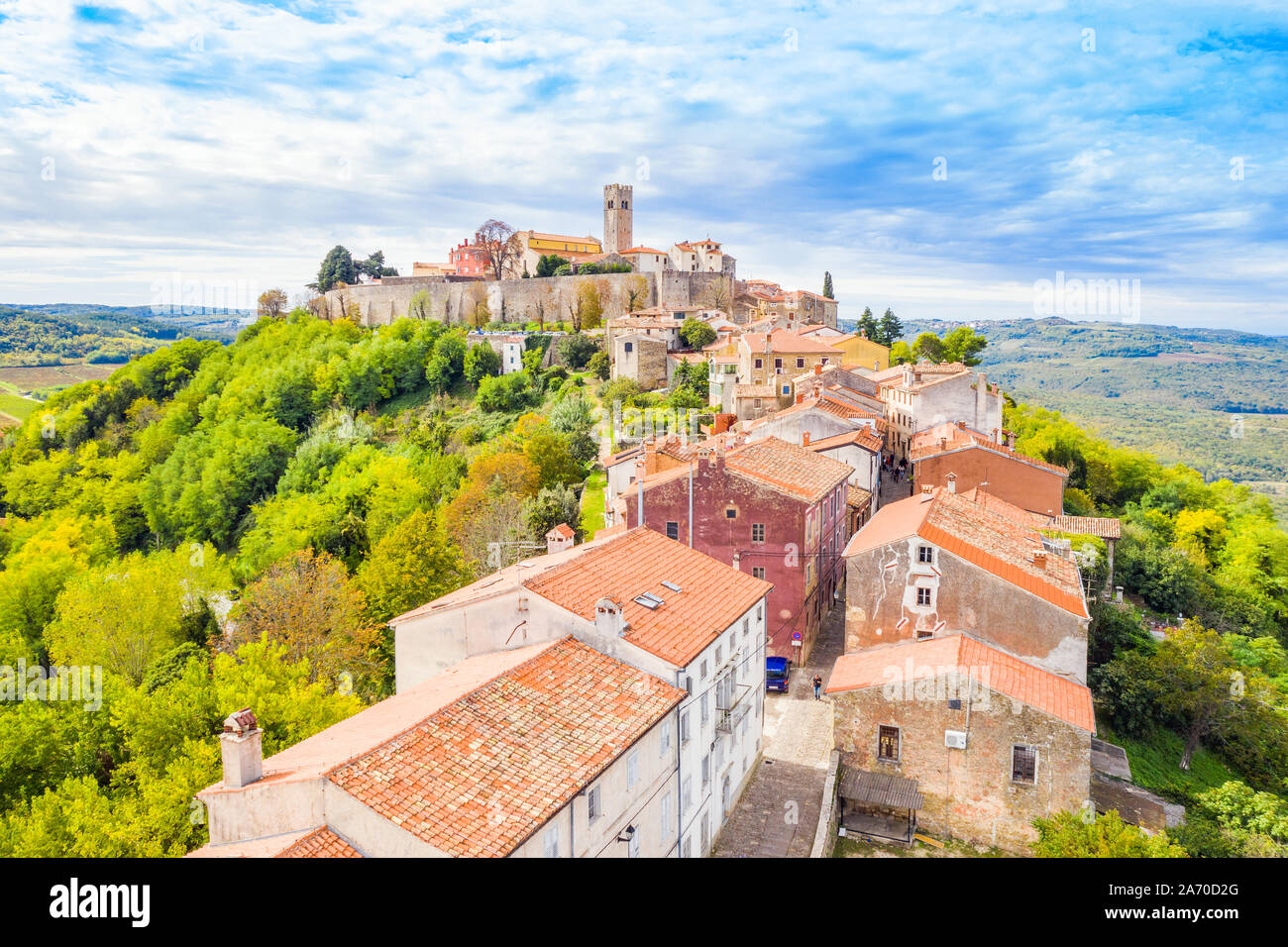 Città vecchia di Montona sulla collina, splendida architettura in Istria, Croazia, vista aerea da fuco Foto Stock