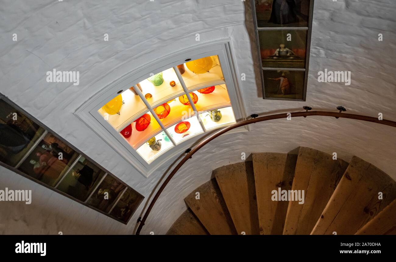 Macchie di luce che passa attraverso una finestra di vetro colorato sulle fasi. Foto Stock