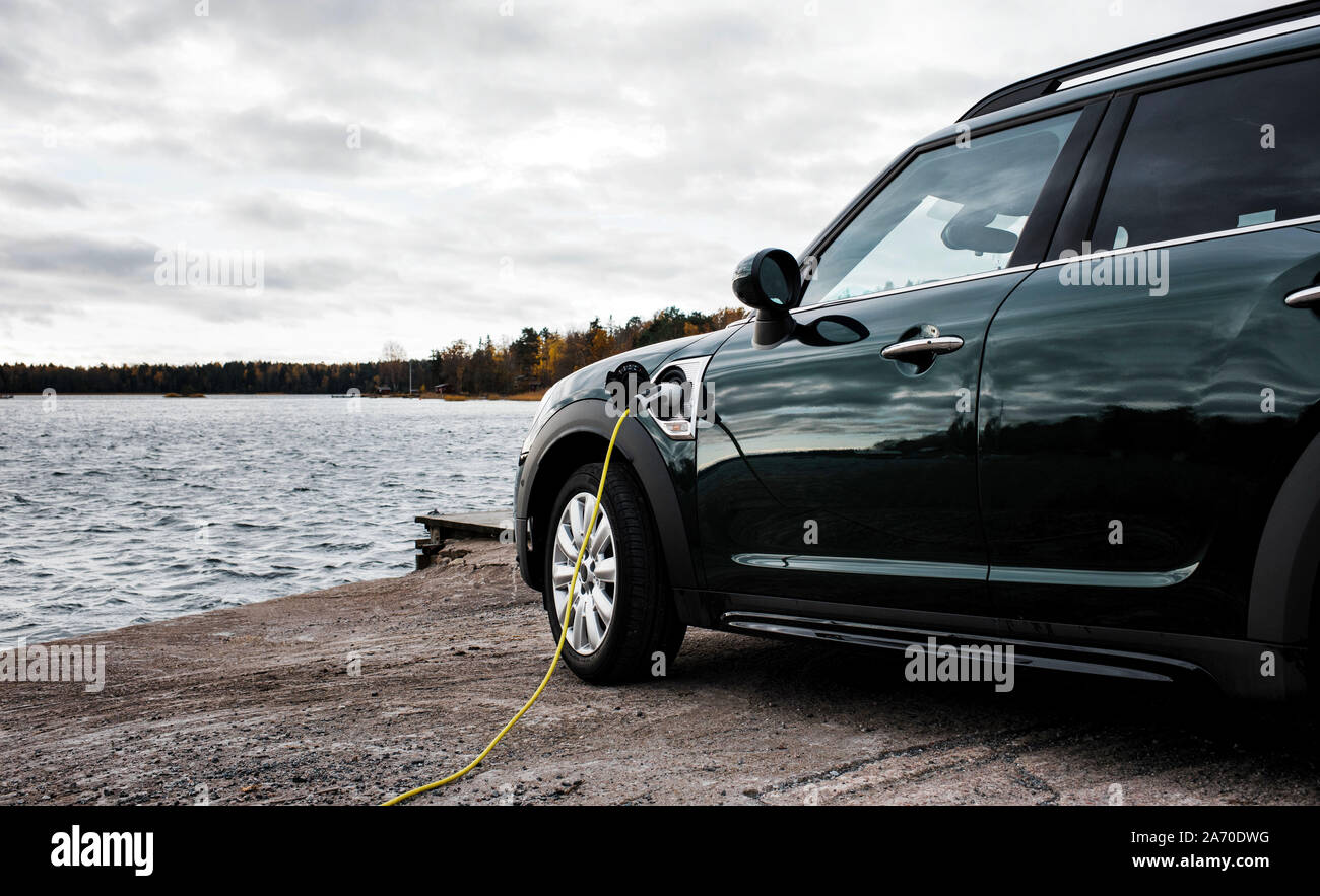 Mini Countryman auto elettrica carica da parte di spiaggia Foto Stock