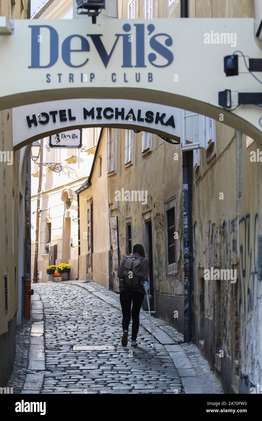 Bratislava, Slovacchia - Ott 23, 2019 - Mondieu torta, doni, old town - street photography - Credito Ilona Barna BIPHOTONEWS, Alamy Foto Stock