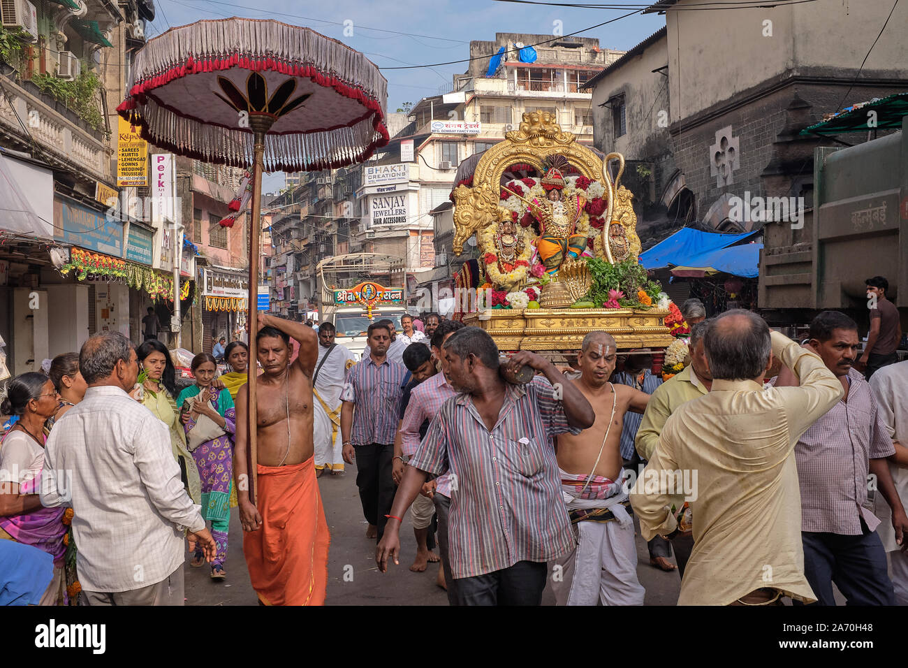 In una processione in onore di Venkateshwara, la divinità del Tempio Fanaswadi, Bhuleshwar, Mumbai, India, gli uomini portano un palanquin con il dio della statua Foto Stock